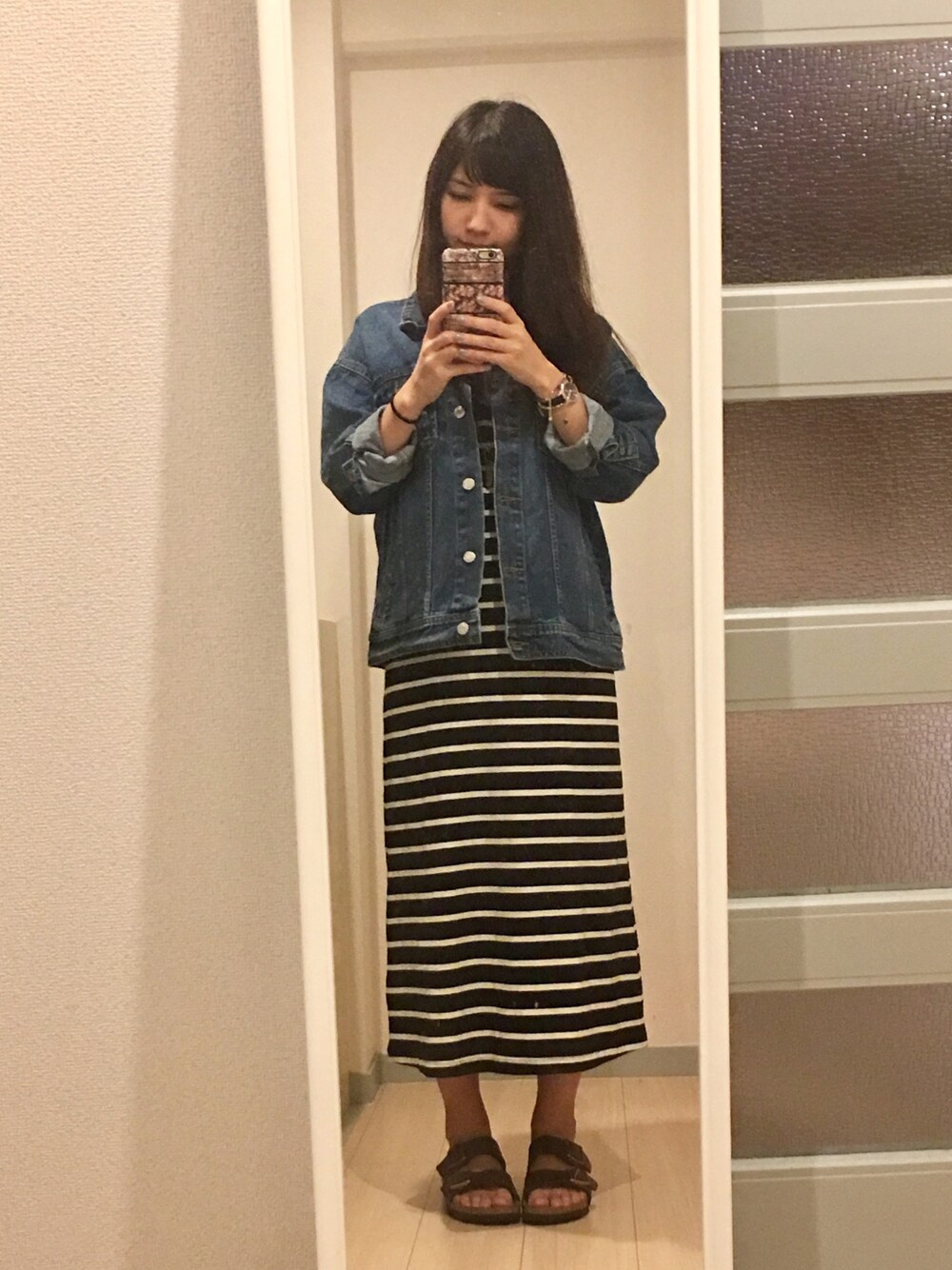 「stripes、denim jacket、spring、birkenstock、UNIQLO、UNIQLOコーデ、colony 2139、COLONY2139、casual、spring1」｜「COLONY 2139の12ozデニムジャケット（デニムジャケット、ブルー系）」を使った、Satyadさん（レディース・160cm）の春コーディネートの1枚目の写真