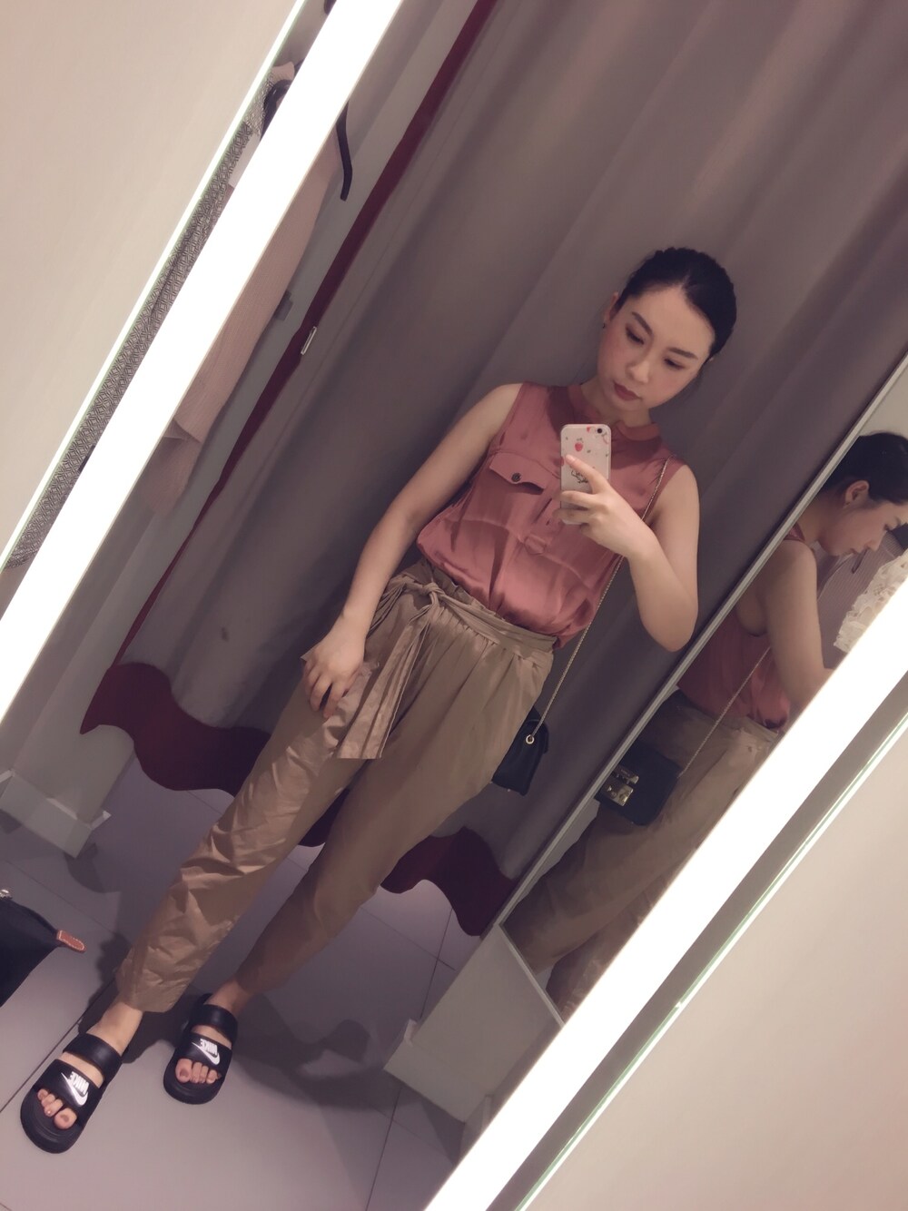「H&Mのアイテム（Tシャツ/カットソー、レッド系）」を使った、張-小曼さん（レディース・160cm）の夏コーディネートの1枚目の写真