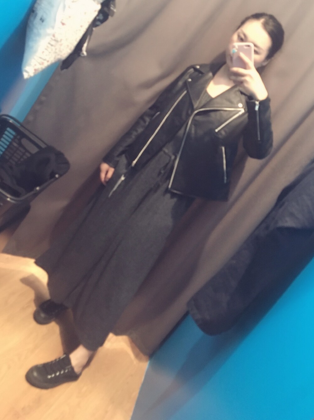 「UNIQLOのアイテム（つなぎ/オールインワン、グレー系）」を使った、張-小曼さん（レディース・161cm）の夏コーディネートの1枚目の写真