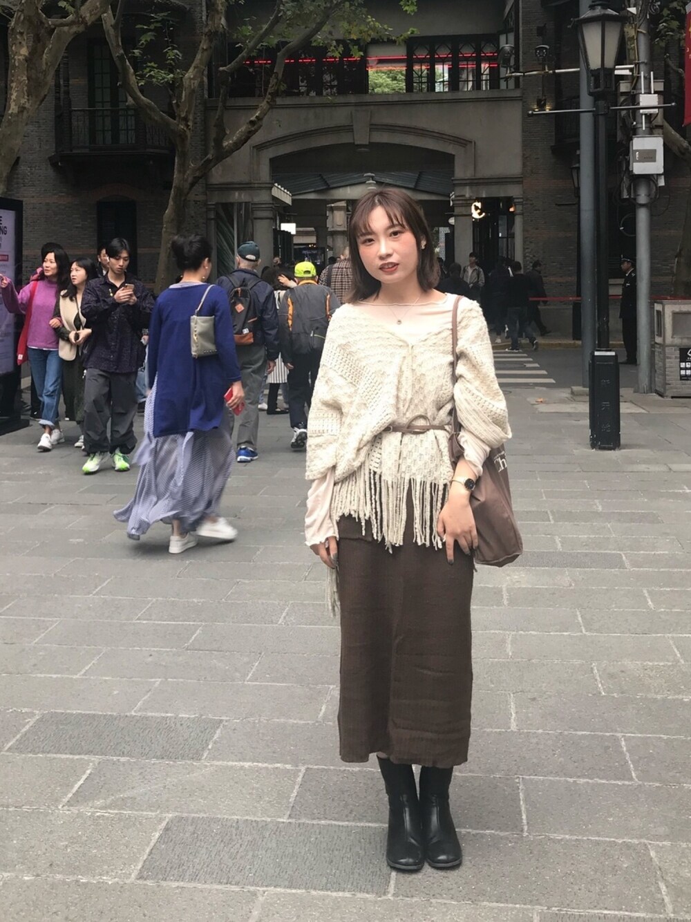 「Kastaneのミドル丈スクエアヒールブーツ（ブーツ、ブラック系）」を使った、張-小曼さん（レディース・161cm）の秋コーディネートの1枚目の写真