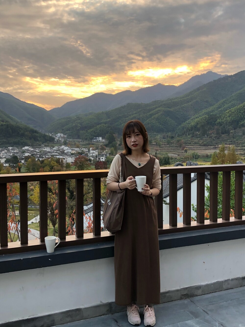 「中国黄山」｜「Kastaneのコードヤーンニットワンピース（ワンピース、ブラウン系）」を使った、張-小曼さん（レディース・161cm）の秋コーディネートの1枚目の写真
