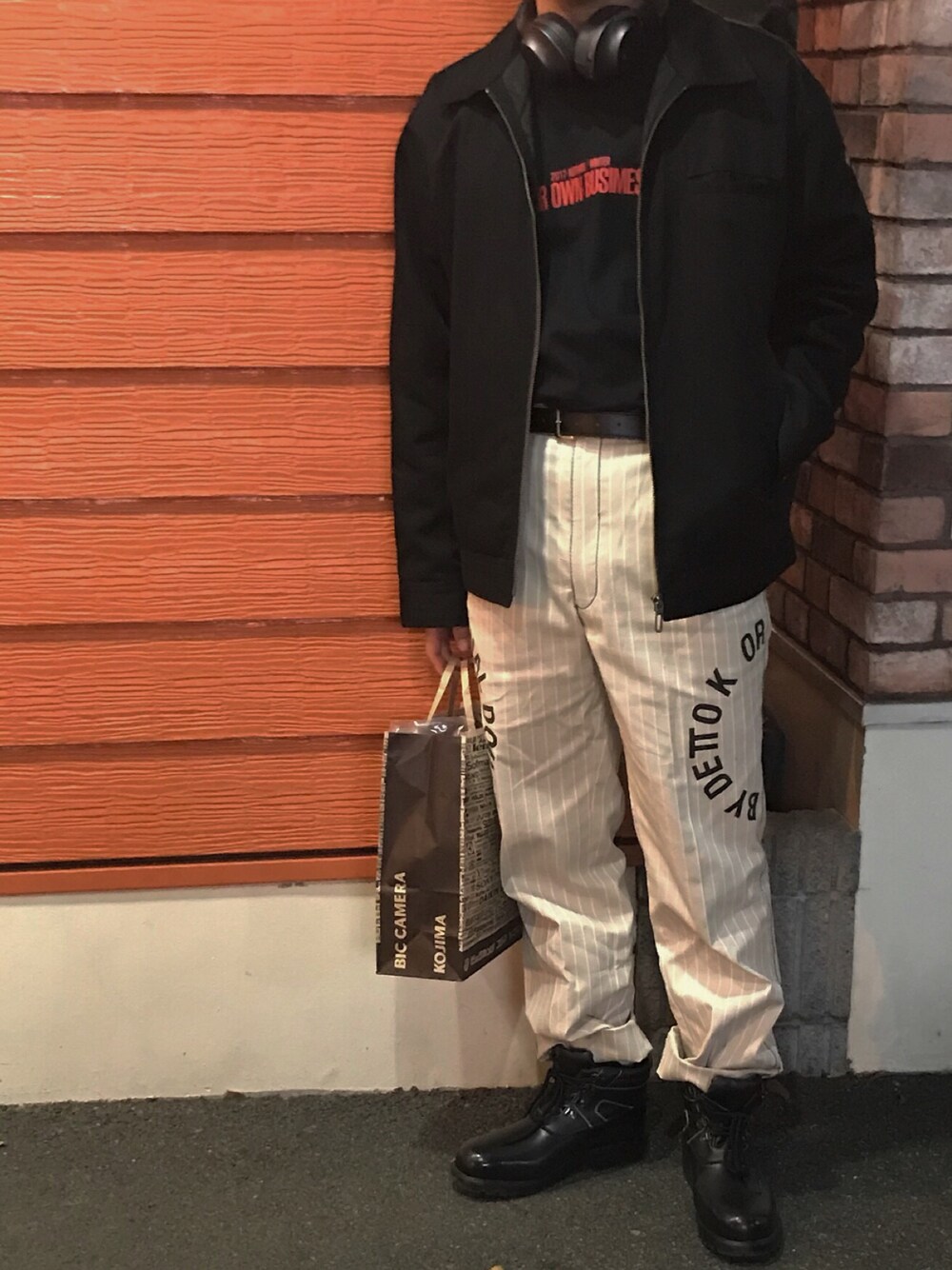 「冬、fashion、Dickies、M.Y.O.B、D.TT.K、ジャケット、秋のコーデ、シンプル、ブーツ」｜「D.TT.Kのアイテム（スラックス、ベージュ系）」を使った、Yokkoiさん（メンズ・170cm）の冬コーディネートの1枚目の写真