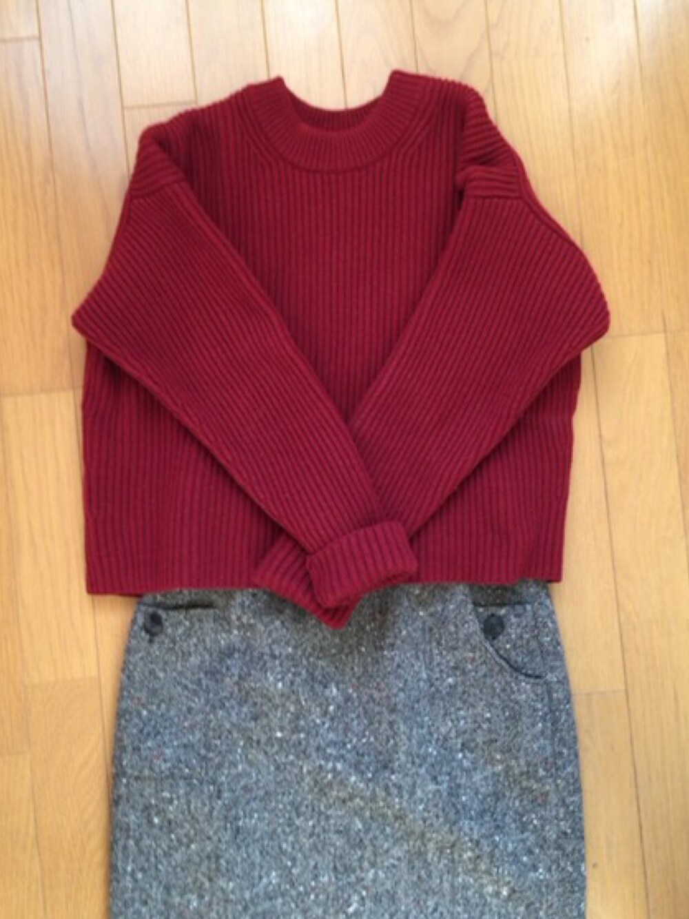 「シンプル、赤ニット、プチプラコーデ、vintage、おしゃれさんと繋がりたい、ツイード、タイトスカート、UNIQLO、冬コーデ、オトナ女子」｜「UNIQLOのアイテム（ニット/セーター、レッド系）」を使った、myimksotさん（レディース・163cm）の冬コーディネートの1枚目の写真
