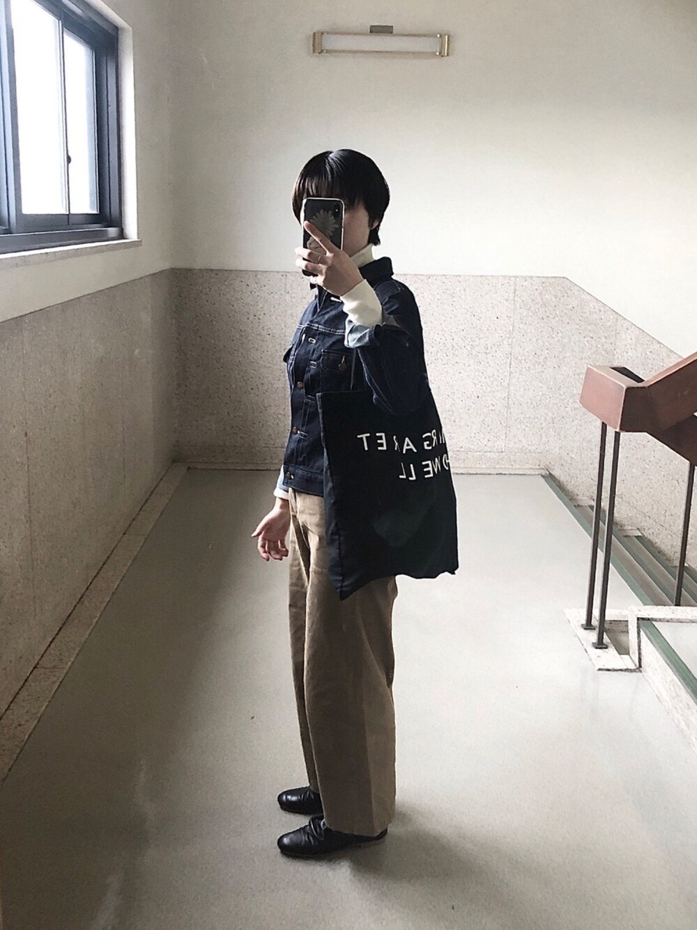 「MARGARET HOWELLのCOTTON LOGO BAG（トートバッグ、ブラック系）」を使った、natsuuuuuさん（レディース・157cm）の秋コーディネートの1枚目の写真