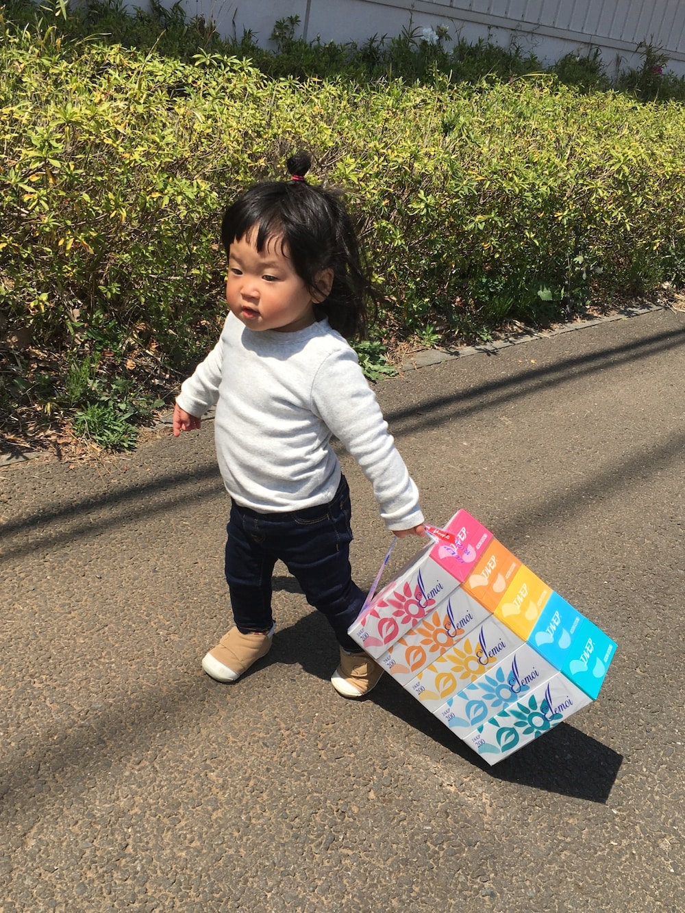 「シンプル、1歳半、1歳半 女の子、ギャップ、プチプラコーデ」｜「F.O.KIDSのアイテム（Tシャツ/カットソー、グレー系）」を使った、ichaさん（レディース・80cm）の春コーディネートの1枚目の写真