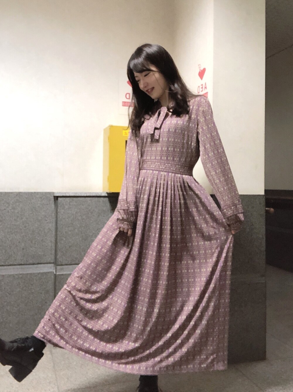 リリーブラウンチェーン柄ボータイ付きワンピース