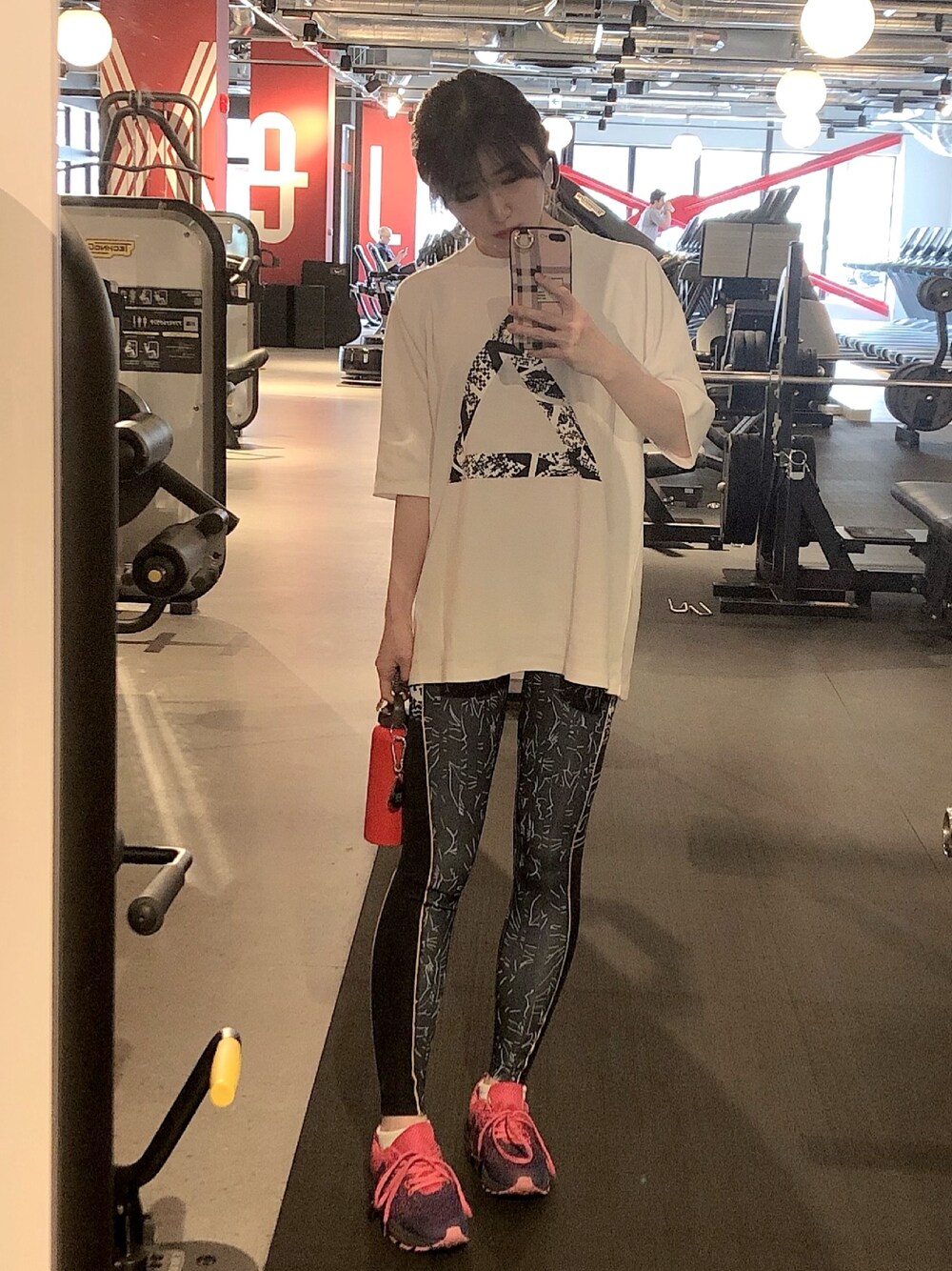 「TAKEO KIKUCHIのアイテム（Tシャツ/カットソー、ホワイト系）」を使った、RUUさん（レディース・156cm）の春コーディネートの1枚目の写真