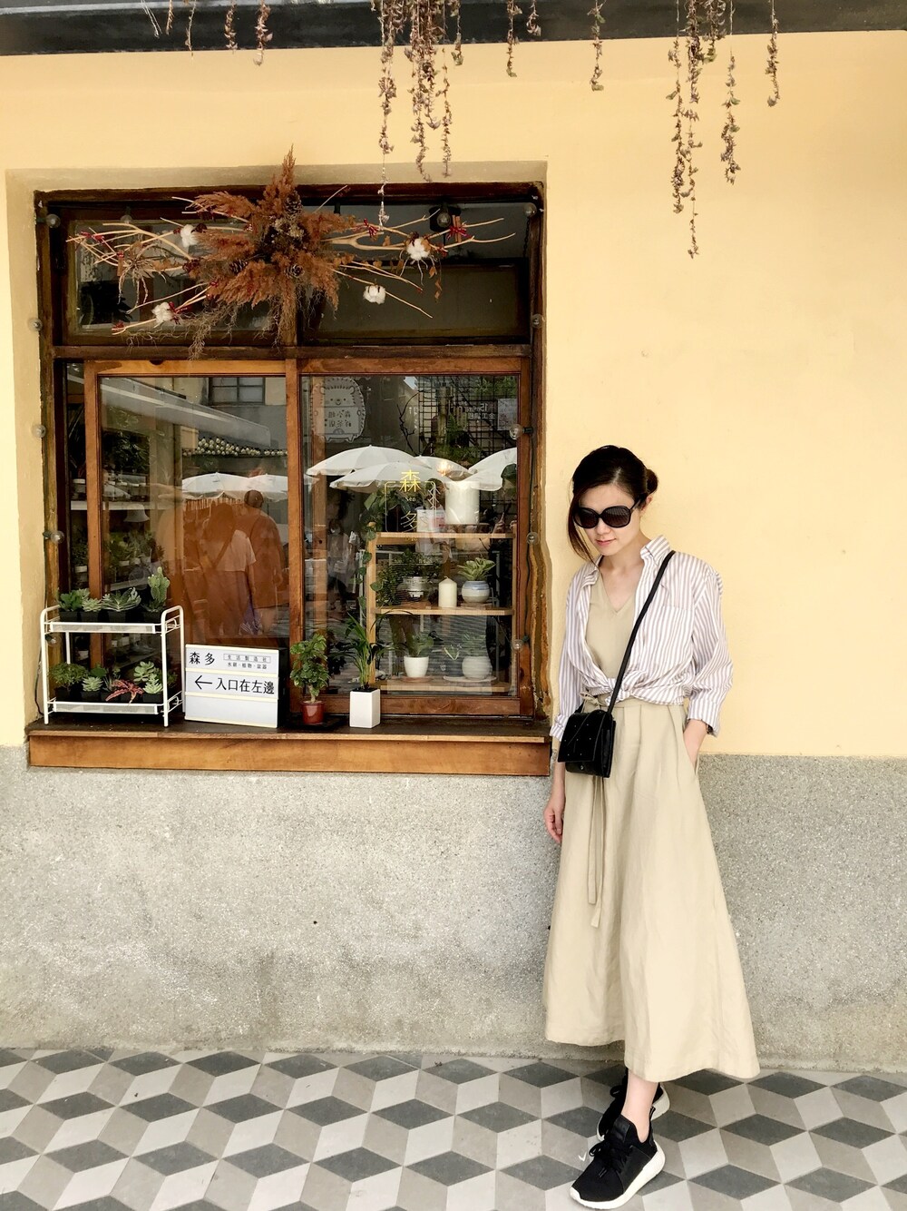 「summer、ootd、outfit、UNIQLO、street、Tシャツ」｜「UNIQLOのアイテム（ワンピース/ドレス、ベージュ系）」を使った、KarenHuangさん（レディース・163cm）の夏コーディネートの1枚目の写真