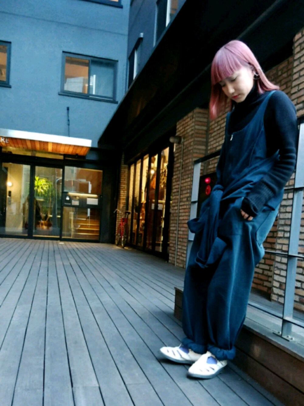 「カジュアルコーデ、パンツスタイル、ニット、冬、Dr.Martens、タートルネック、つなぎ、ワイズ、靴下屋、黒ニット」｜「Dr. Martensのアイテム（サンダル、ホワイト系）」を使った、 Saiさん（レディース・151cm）の冬コーディネートの1枚目の写真