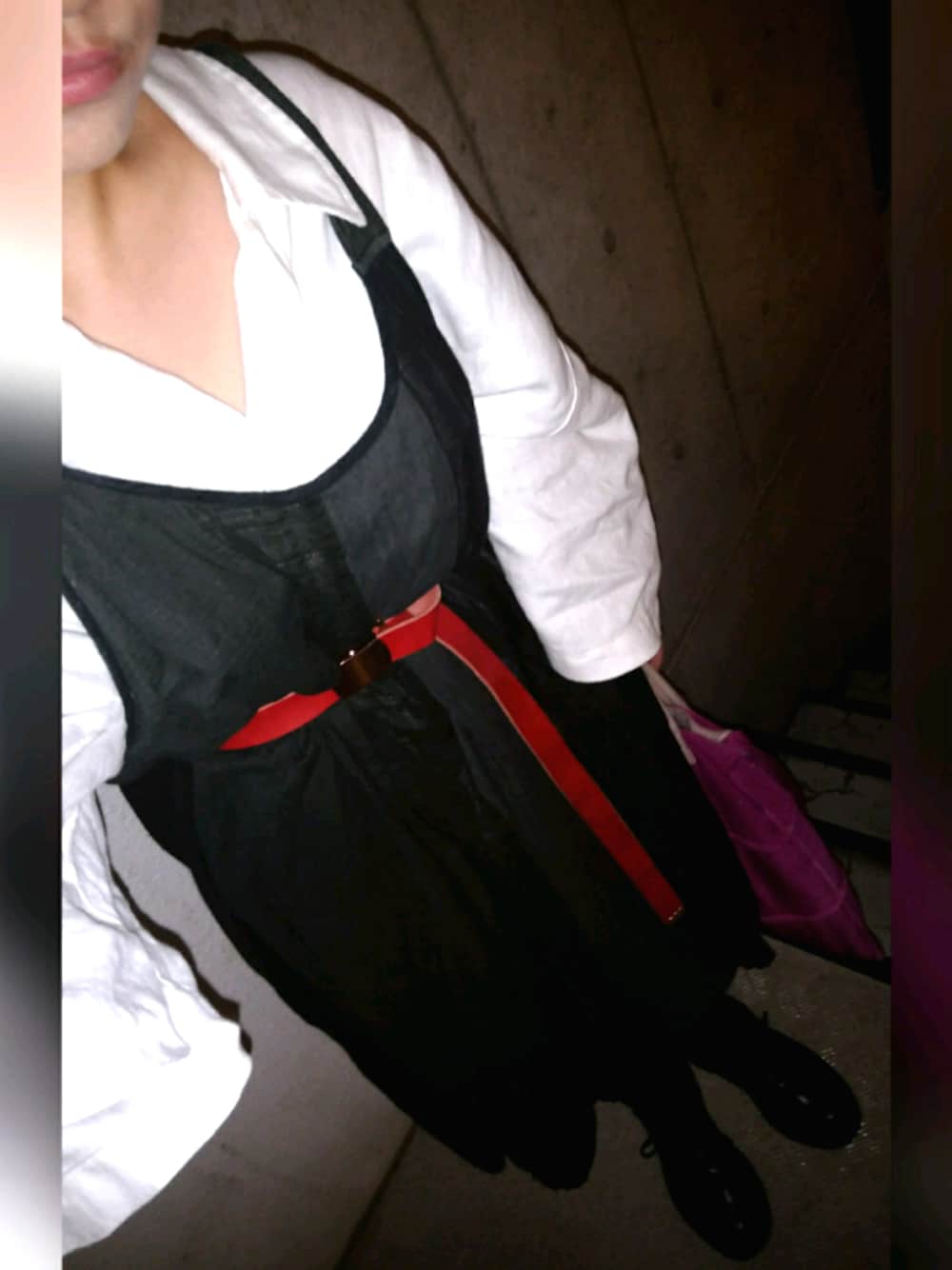 「秋コーデ、ゆるコーデ、ボリューム袖、シャツスタイル、モノトーンコーデ、赤、ikumi、ワンピース、COMME des GARCONS、Dr.Martens」｜「IKUMIの【IKUMI】RIB SHIRT（シャツ/ブラウス、ホワイト系）」を使った、 Saiさん（レディース・151cm）の秋コーディネートの1枚目の写真