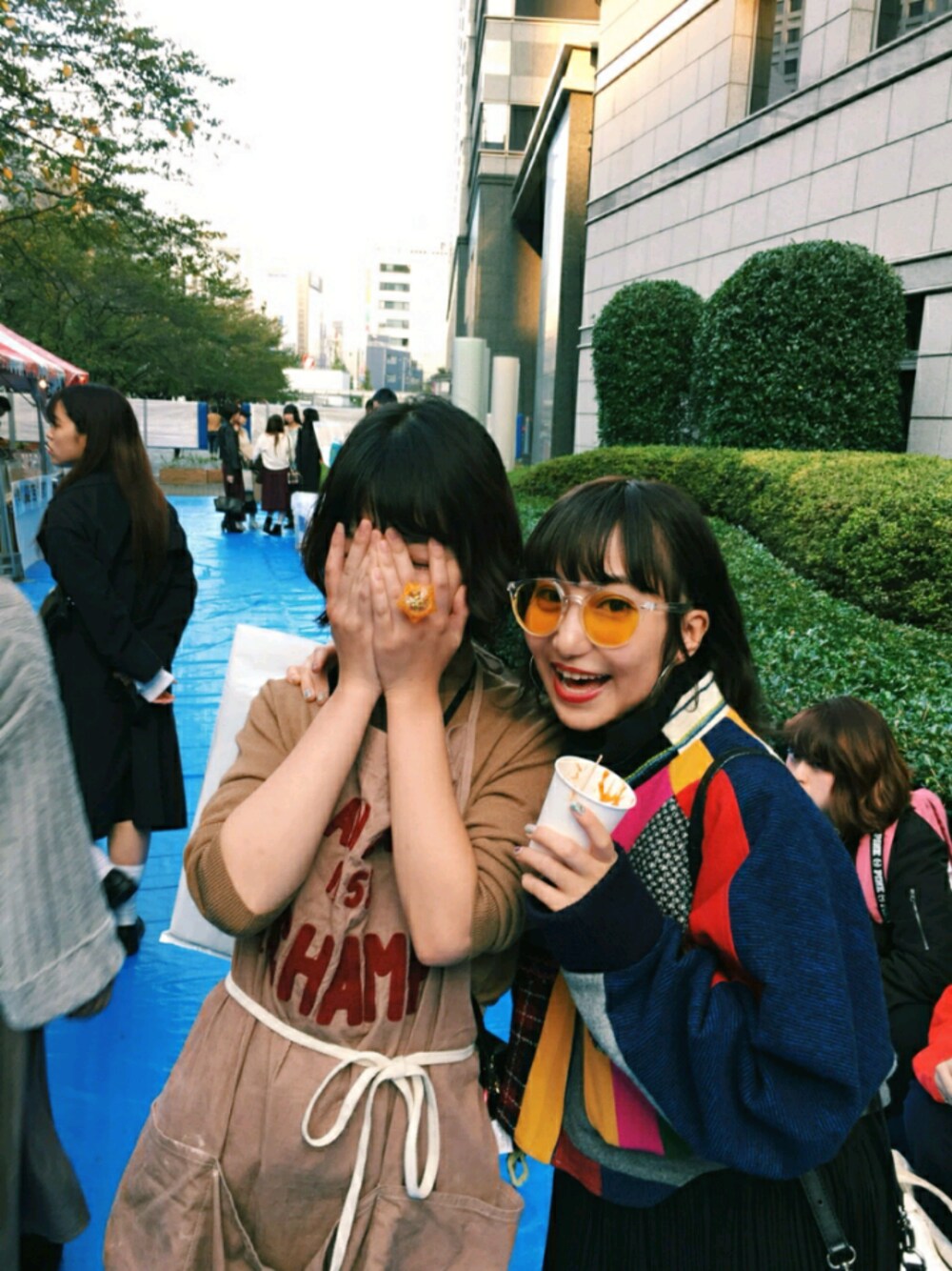 「冬コーデ、ワイドパンツ、ボリューム袖、古着、黒、ハンドメイド、サングラス、カラーサングラス、文化祭、カラフル」｜「Grimoireのアイテム（パンツ、ブラック系）」を使った、 Saiさん（レディース・151cm）の秋コーディネートの1枚目の写真
