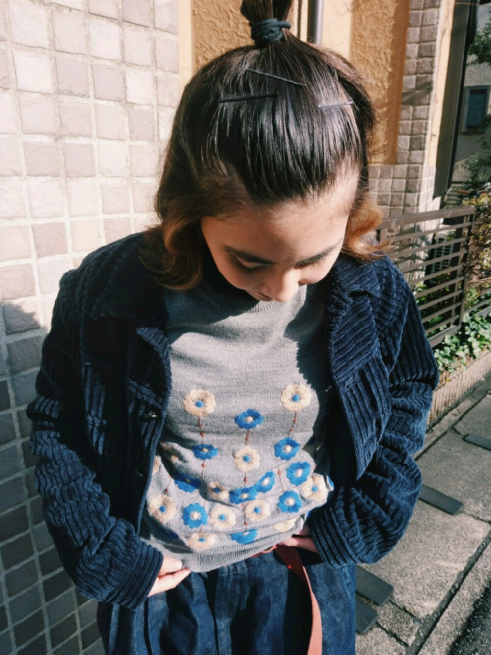 「春コーデ、パンツスタイル、デニム、花柄、ニット、COMME des GARCONS、YANTOR、SASQUATCHfabrix、コーデュロイ、カジュアルコーデ」｜「SASQUATCHfabrix.のアイテム（ジャケット/アウター、ブルー系）」を使った、 Saiさん（レディース・152cm）の春コーディネートの1枚目の写真