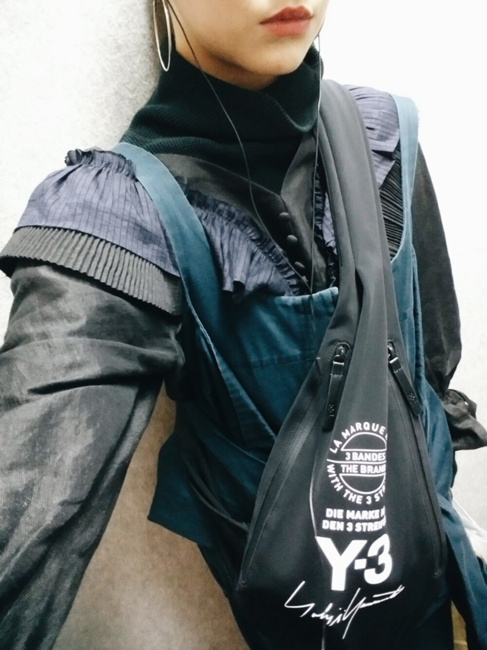 「春コーデ、ラクチンコーデ、低身長、メンズライク、オーバーオール、ブラウス、ハイネック、オールブラック、Y-3、UNITED TOKYO」｜「UNITED TOKYOのカールマイヤープリーツフリルブラウス（シャツ/ブラウス、ブルー系）」を使った、 Saiさん（レディース・152cm）の春コーディネートの1枚目の写真