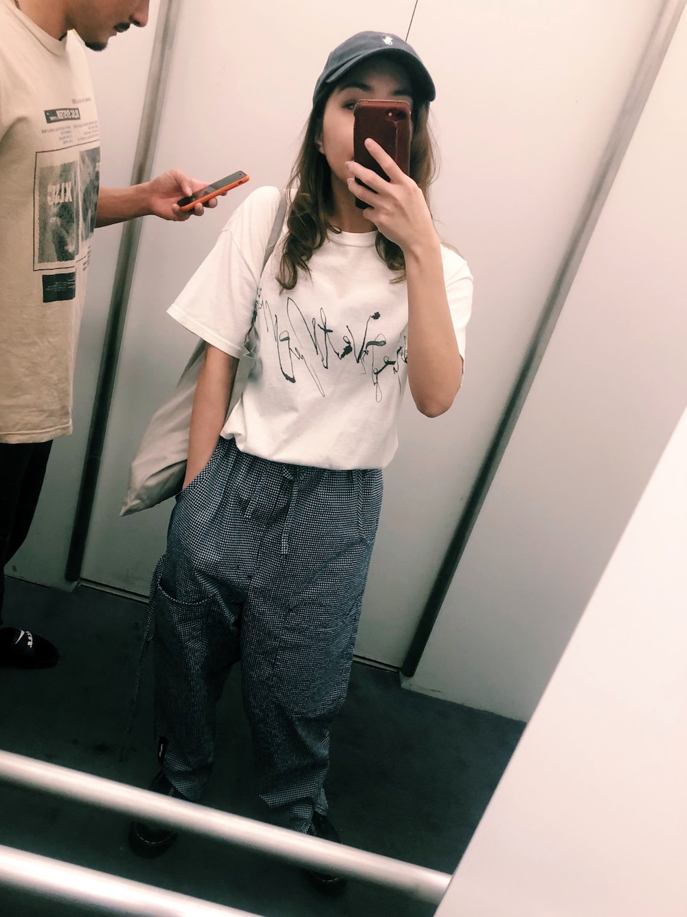 「カジュアル、春夏コーデ、低身長、白Tシャツ、トートバッグ、パンツスタイル、ギンガムチェック、キャップ、Dr.Martens、モノトーン」｜「writtenafterwardsのアイテム（Tシャツ/カットソー、ホワイト系）」を使った、 Saiさん（レディース・152cm）の春コーディネートの1枚目の写真