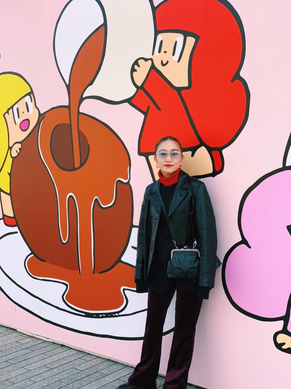 ブラック系のライダースジャケット、ブラック系のTシャツ/カットソー、レッド系のその他パンツを着用したレディースの冬コーディネートの1枚目の写真