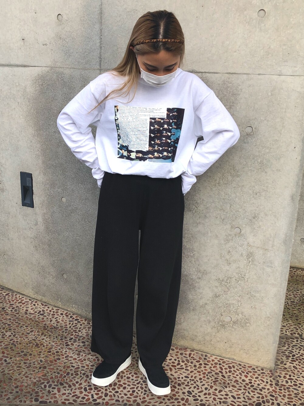 ブラック系のパンツ、ホワイト系のTシャツ/カットソーを着用したレディースの春コーディネートの1枚目の写真