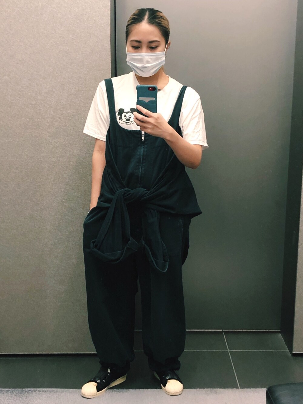 「ラクチンコーデ、オーバーサイズ、ラフ、雨の日コーデ、スニーカー、モノトーン、白Tシャツ、オールインワン、Y's、ゆるコーデ」｜「Y'sのアイテム（つなぎ/オールインワン、ブラック系）」を使った、 Saiさん（レディース・152cm）の夏コーディネートの1枚目の写真