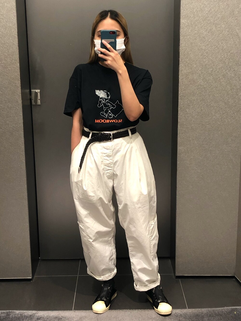 ホワイト系のパンツ、ブラック系のTシャツ/カットソーを着用したレディースの夏コーディネートの1枚目の写真