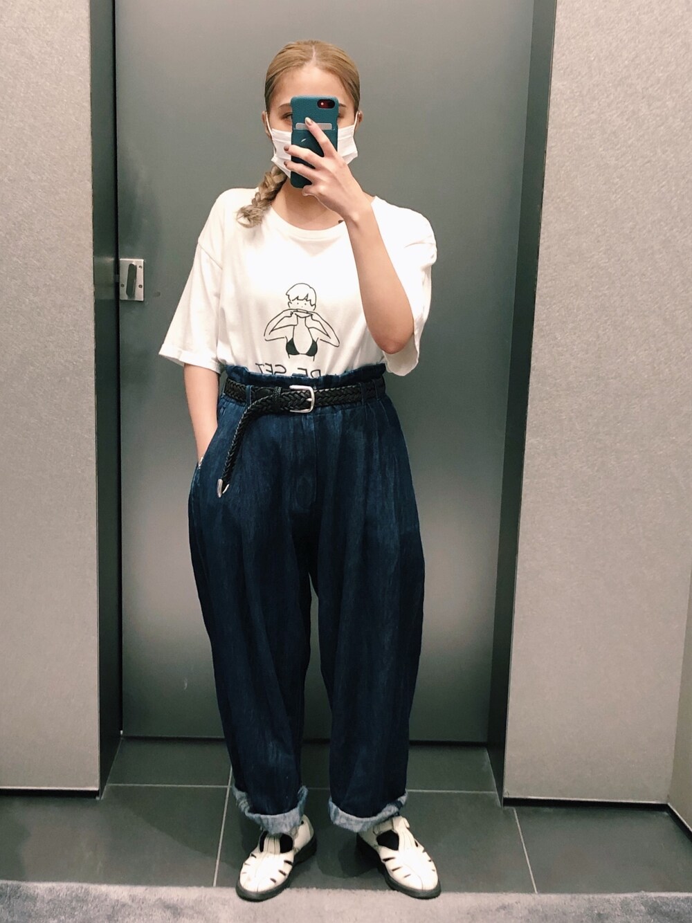 「ゆるコーデ、シンプル、サンダル、パンツスタイル、白Tシャツ、カジュアル、デニム、デニムパンツ、Dr.Martens、bukht」｜「bukhtのアイテム（デニムパンツ、ブルー系）」を使った、 Saiさん（レディース・152cm）の夏コーディネートの1枚目の写真