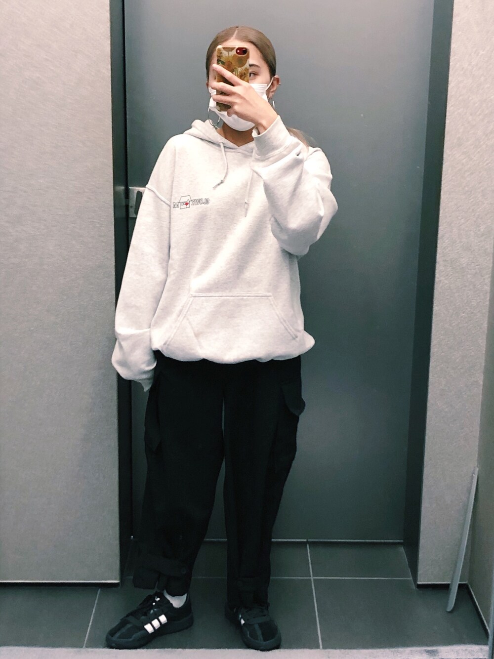 「カジュアル、パンツスタイル、低身長コーデ、ラフコーデ、ゆるコーデ、モノトーン、パーカー、カーゴパンツ、スニーカー、スケータースタイル」｜「slowroomのアイテム（パーカー、グレー系）」を使った、 Saiさん（レディース・152cm）の秋コーディネートの1枚目の写真