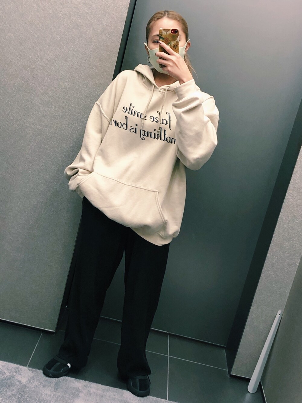 「秋服、楽チンコーデ、くすみカラー、スニーカーコーデ、ベージュコーデ、シンプルコーデ、パーカー、ベージュ、ニットパンツ、オーバーサイズ」｜「niko and...のアイテム（パンツ、ブラック系）」を使った、 Saiさん（レディース・152cm）の秋コーディネートの1枚目の写真