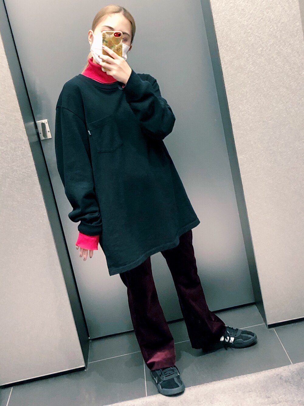 「秋冬コーデ、低身長コーデ、オーバーサイズ、スニーカーコーデ、くすみカラー、ハイネック、赤黒、supreme、x-girl、パンツスタイル」｜「Supreme のアイテム（Tシャツ/カットソー、ブラック系）」を使った、 Saiさん（レディース・152cm）の秋コーディネートの1枚目の写真
