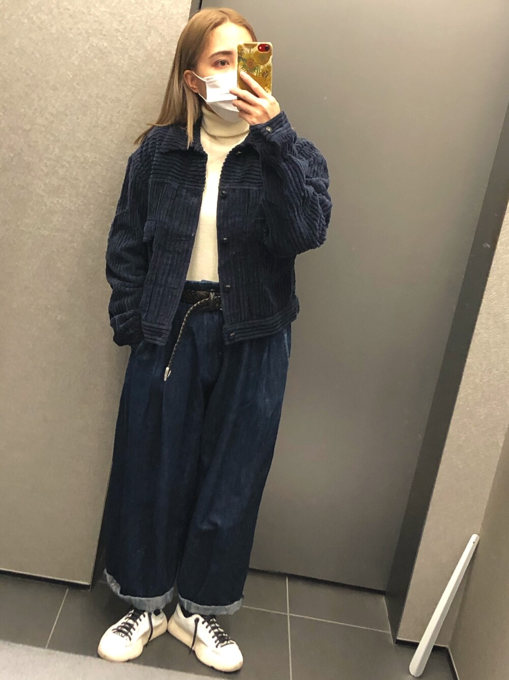 「パンツスタイル、低身長、ニットコーデ、スニーカーコーデ、ハイネック、ワイドパンツ、デニムパンツ、SASQUATCHfabrix、白ニット、コーデュロイ」｜「SASQUATCHfabrix.のアイテム（ジャケット/アウター、ブルー系）」を使った、 Saiさん（レディース・152cm）の秋コーディネートの1枚目の写真