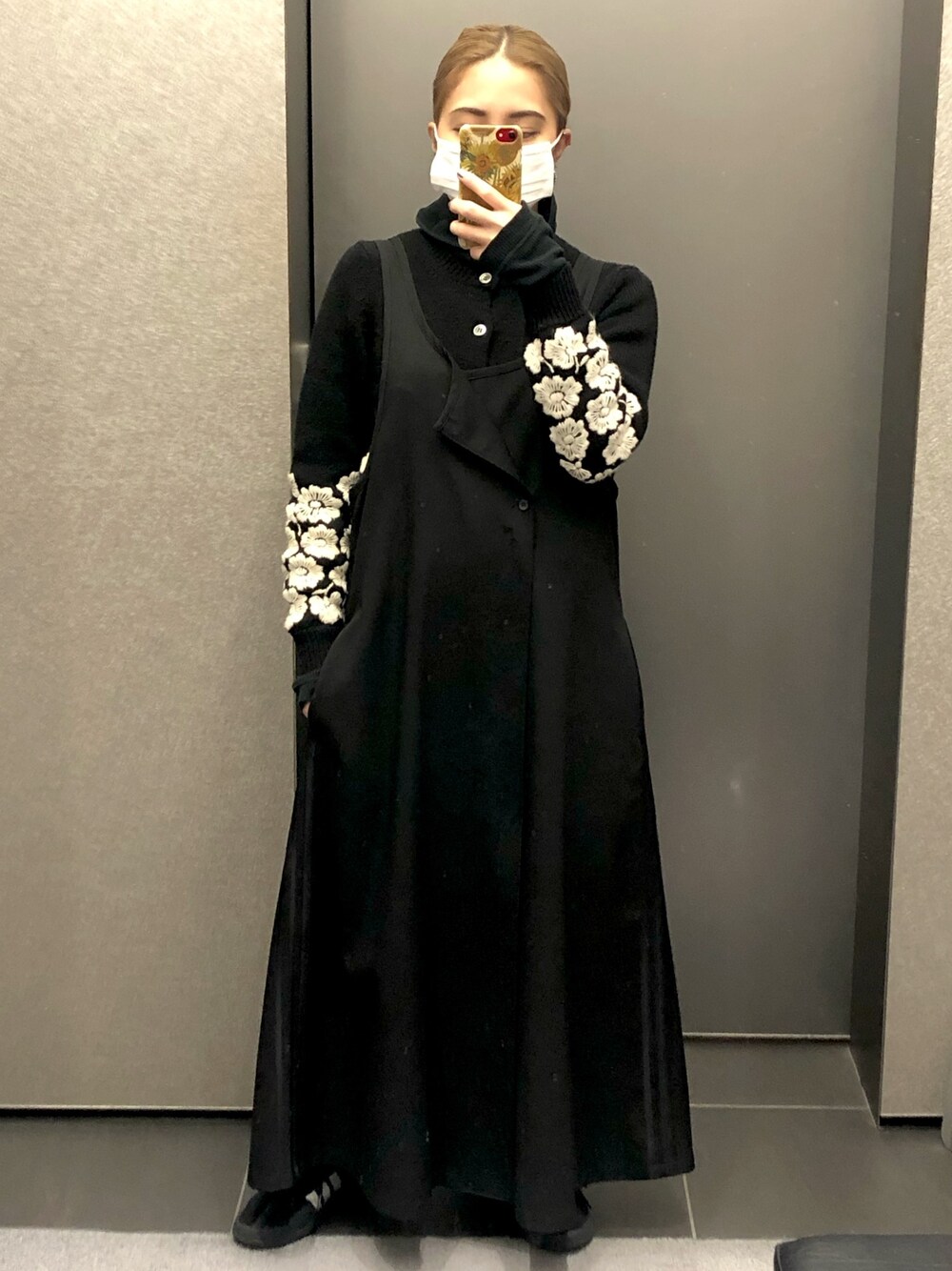 「モノトーン、ニット、ハイネックニット、スニーカー、オールブラック、花柄、ワンピース、ハイネック、COMME des GARCONS、bukht」｜「COMME des GARCONSのアイテム（ニット/セーター、ブラック系）」を使った、 Saiさん（レディース・152cm）の秋コーディネートの1枚目の写真