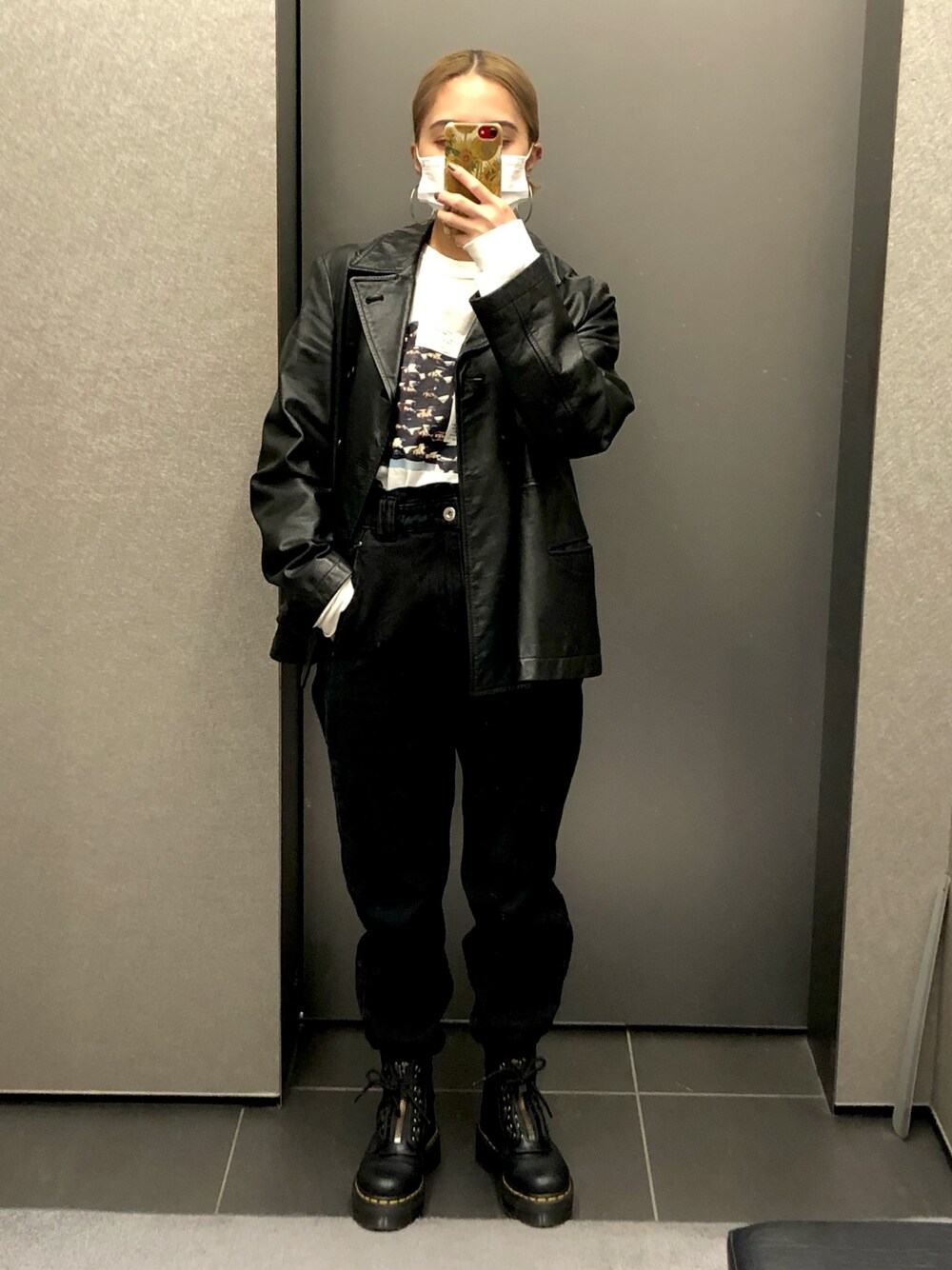 「秋のコーデ、大人コーデ、低身長、パンツスタイル、ライダース、COMME des GARCONS、ハイウエスト、デニムパンツ、Dr.Martens、モノトーン」｜「COMME des GARCONSのアイテム（ライダースジャケット、ブラック系）」を使った、 Saiさん（レディース・152cm）の秋コーディネートの1枚目の写真