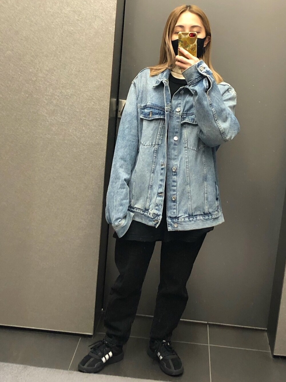 「低身長コーデ、スニーカーコーデ、プチプラコーデ、パンツスタイル、オーバーサイズ、デニムパンツ、デニムジャケット、スキニーデニム、ZARA、H&M」｜「H&Mのアイテム（デニムジャケット、ブルー系）」を使った、 Saiさん（レディース・152cm）の冬コーディネートの1枚目の写真