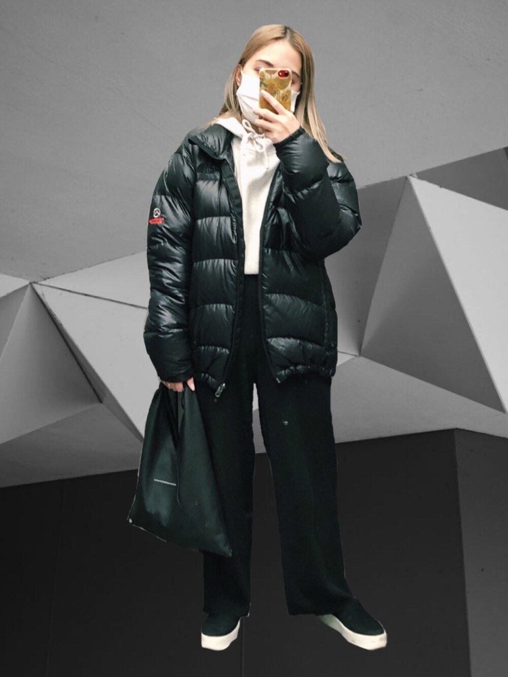 「パンツスタイル、黒、低身長、モノトーンコーデ、トートバッグ、MM6、モノトーン、ダウンジャケット、thenorthface、パーカー」｜「THE NORTH FACEのアイテム（ダウンジャケット/コート、ブラック系）」を使った、 Saiさん（レディース・152cm）の冬コーディネートの1枚目の写真