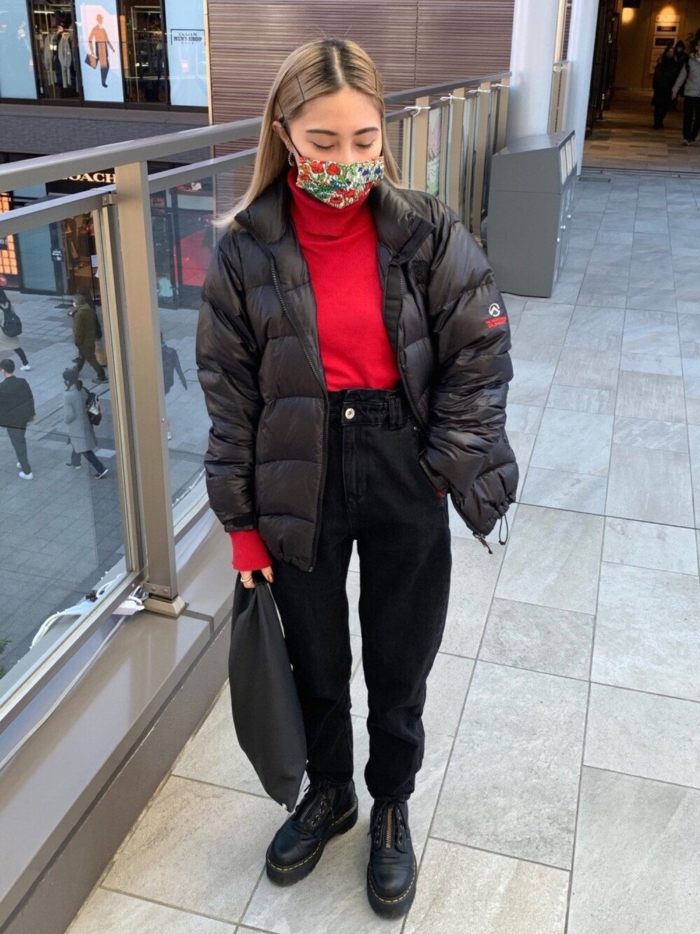 「秋冬コーデ、低身長コーデ、ブラック、ダウンジャケット、ハイネック、タートルネックニット、THE NORTH FACE、MM6、Dr.Martens、ハイウエスト」｜「THE NORTH FACEのアイテム（ダウンジャケット/コート、ブラック系）」を使った、 Saiさん（レディース・152cm）の冬コーディネートの1枚目の写真