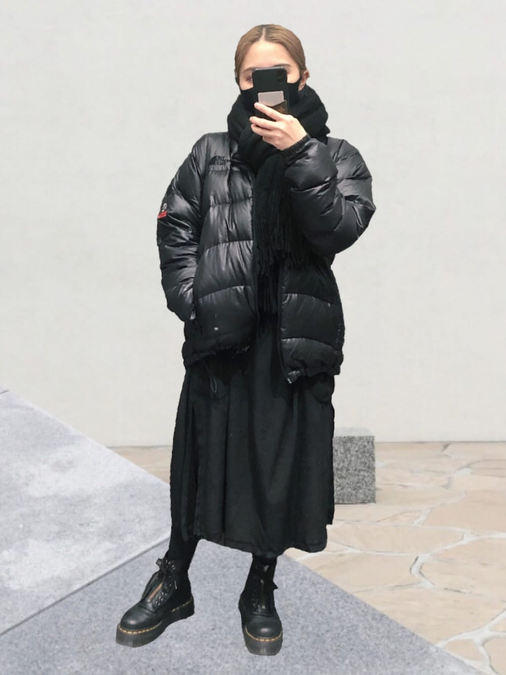 「低身長、ワントーンコーデ、ワンピース、ベロア、ダウンジャケット、マフラー、オールブラック、Dr.Martens、黒、THE NORTH FACE」｜「古着のアイテム（ワンピース、ブラック系）」を使った、 Saiさん（レディース・152cm）の冬コーディネートの1枚目の写真