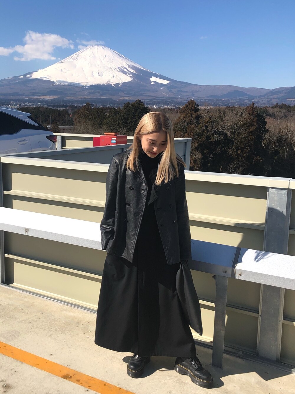 「シンプルコーデ、ブラック、キレイめ、レザージャケット、COMME des GARCONS、ワンピース、Dr.Martens、ブーツ、オールブラック、黒コーデ」｜「COMME des GARCONSのアイテム（ライダースジャケット、ブラック系）」を使った、 Saiさん（レディース・152cm）の冬コーディネートの1枚目の写真