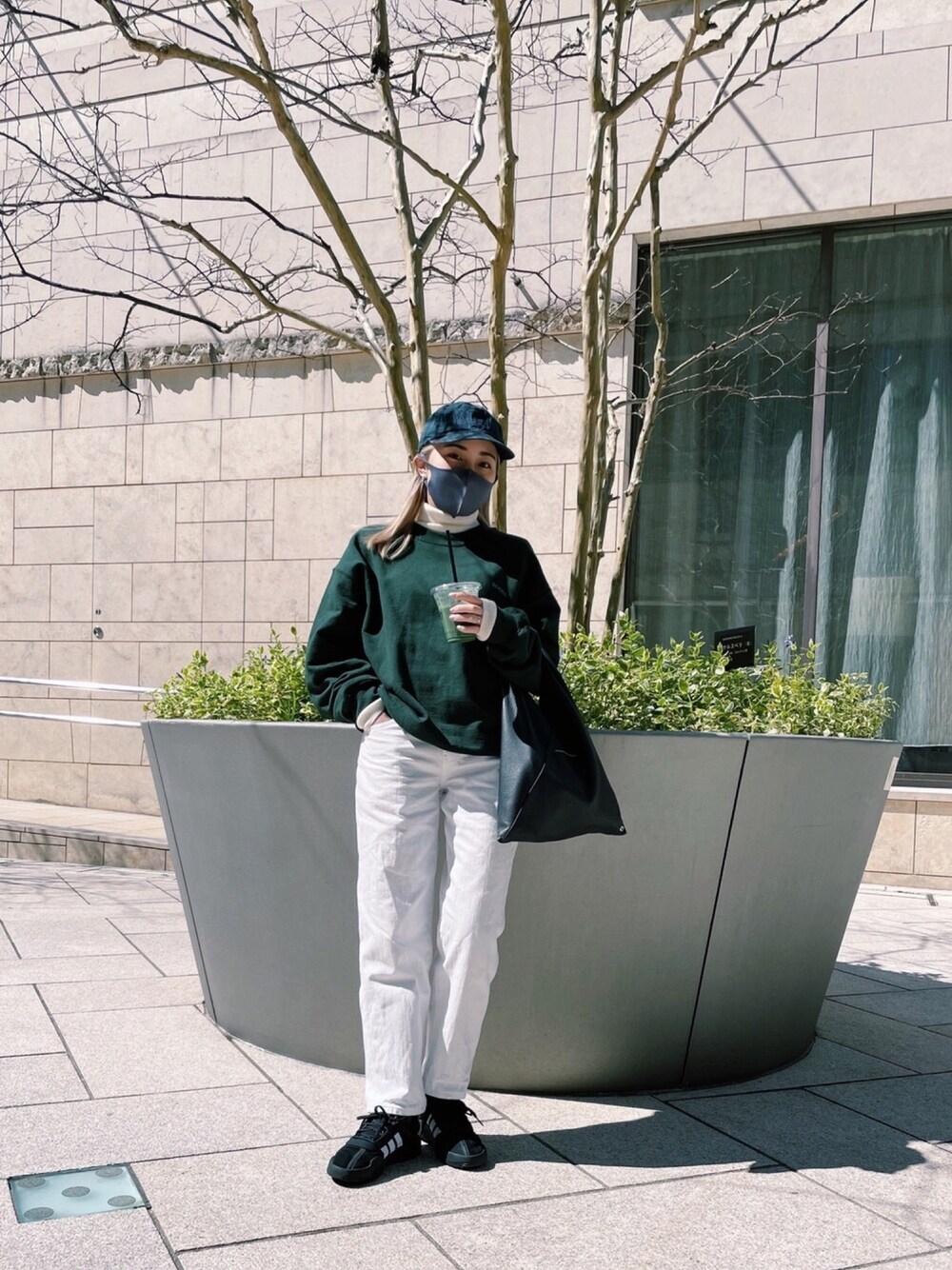 「春コーデ、パンツスタイル、ホワイトコーデ、低身長、UNIQLO、デニム、スニーカーコーデ、メンズライク、supreme、キャップ」｜「UNIQLOのアイテム（デニムパンツ、ホワイト系）」を使った、 Saiさん（レディース・152cm）の春コーディネートの1枚目の写真