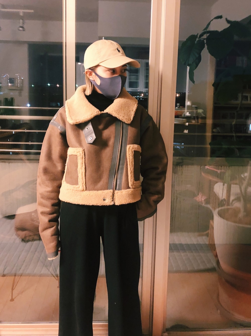 「パンツスタイル、低身長、ハイウエスト、ボアジャケット、ブラウン、Polo Ralph Lauren、Juemi、ハイネック、ムートン、ムートンジャケット」｜「JUEMIのアイテム（ジャケット/アウター、ブラウン系）」を使った、 Saiさん（レディース・152cm）の春コーディネートの1枚目の写真