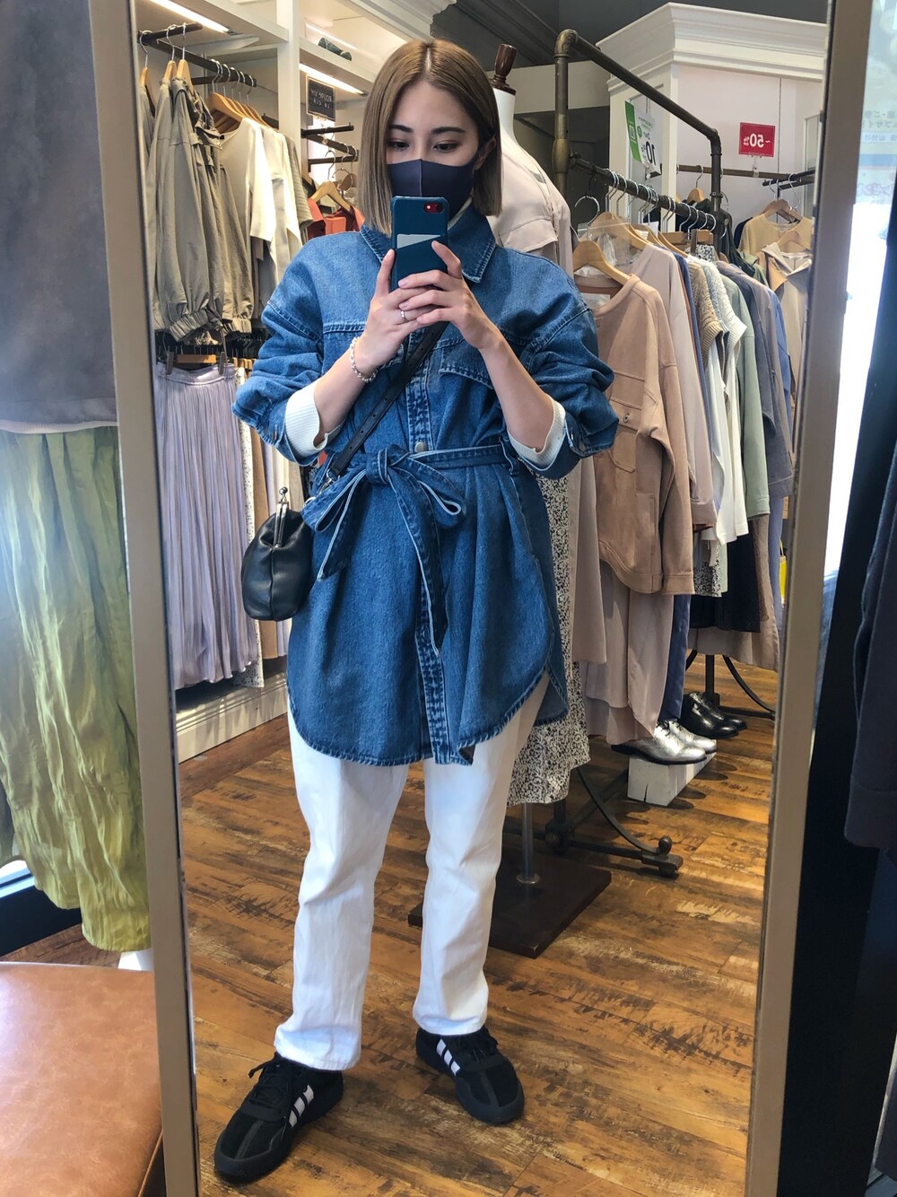 「春コーデ、プチプラ、デニム、春夏コーデ、カジュアル、デニムシャツ、白パンツ、パンツスタイル、H&M、UNIQLO」｜「H&Mのアイテム（シャツ/ブラウス、ブルー系）」を使った、 Saiさん（レディース・152cm）の春コーディネートの1枚目の写真