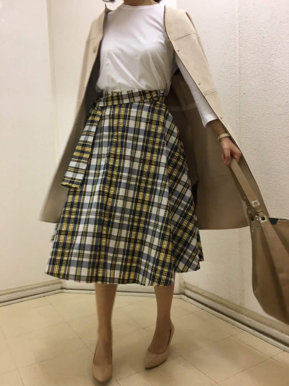 ベージュ系のその他アウター、ホワイト系のTシャツ/カットソー、グリーン系のスカートを着用したレディースの秋コーディネートの1枚目の写真