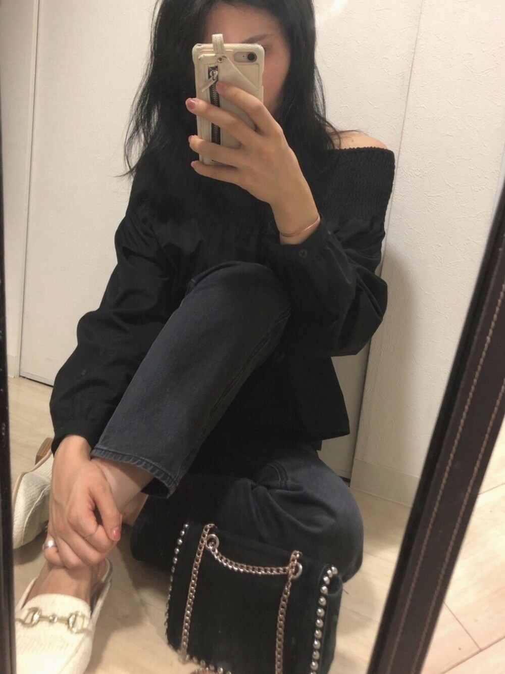 「秋のマイ旬スタイル、シンプルコーデ、休日スタイル、大人カジュアル、GU、モノトーン、お洒落さんとつながりたい、ootd、デニムコーデ、ローファー」｜「EMODAのWIDEシャーリングデコルテTOP（シャツ/ブラウス、ブラック系）」を使った、eri730さん（レディース・163cm）の秋コーディネートの1枚目の写真