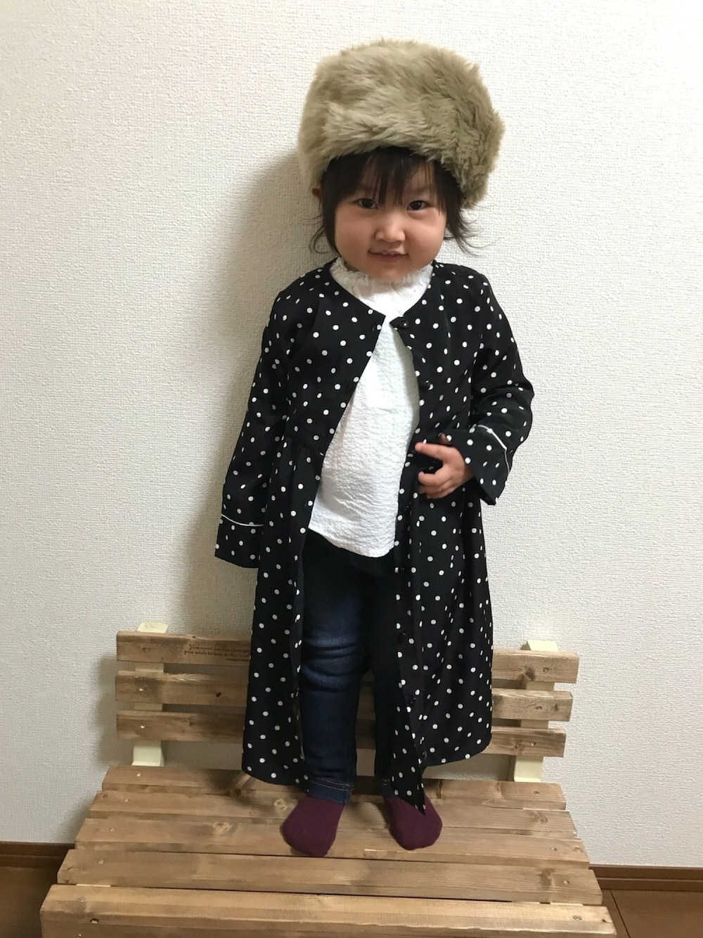 「ドット、ドットワンピ、ドットシャツディガン、2歳、冬コーデ、おんなのこ、petit main、プティマイン」｜「Right-onの【MPS】ドット柄シャツディガン（シャツワンピース、ブラック系）」を使った、miiさん（キッズ・80cm）の冬コーディネートの1枚目の写真