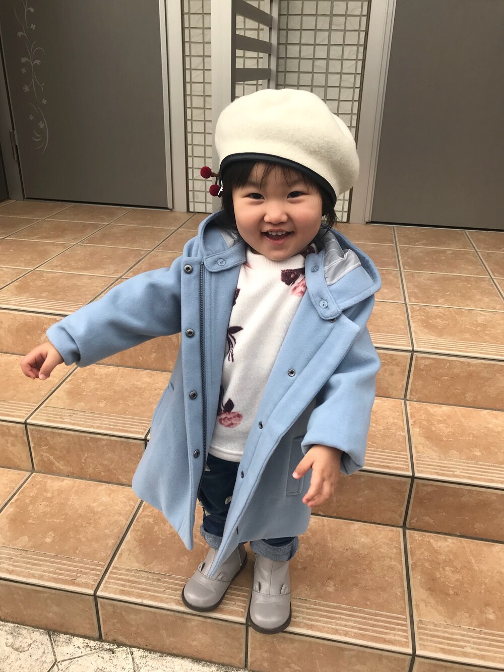 「キッズファッション、冬コーデ、女の子、休日スタイル、プティマイン、petit main、グローバルワーク(GLOBAL WORK)」｜「petit mainのパイピングベレー帽（ハンチング/ベレー帽、ホワイト系）」を使った、miiさん（キッズ・80cm）の冬コーディネートの1枚目の写真