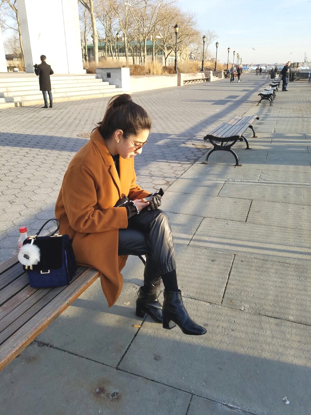 「ootd、outfit、summer、denim、casual、streetstyle、coat、winter、NYC、Los Angeles」｜「TOPSHOPのアイテム（ブーツ、ブラック系）」を使った、Safia Khanさん（レディース・163cm）の冬コーディネートの1枚目の写真