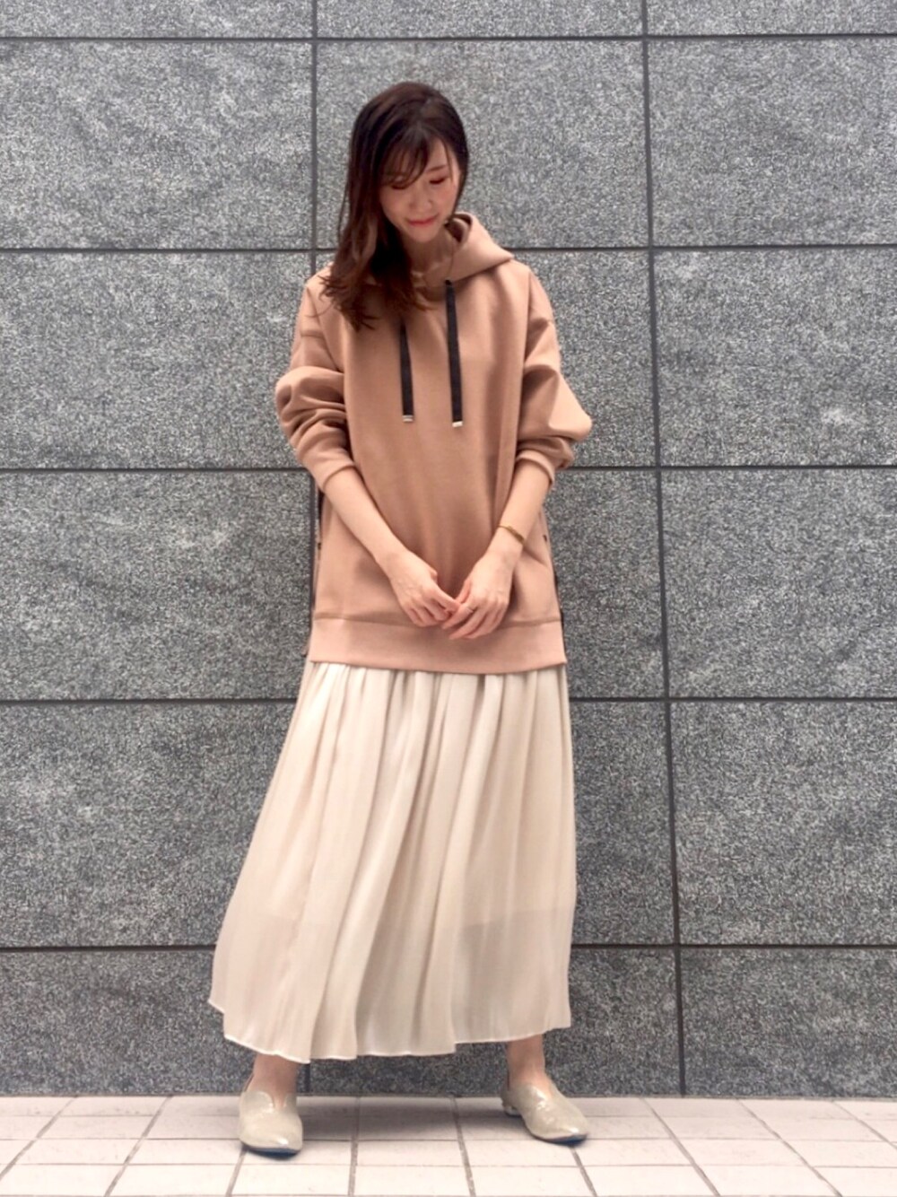 「napoca、秋のコーデ、休日スタイル、大人カジュアル、ラクチンコーデ、パーカー、ロングスカート、ootd、おしゃれさんと繋がりたい」｜「ananaのアイテム（パーカー、ベージュ系）」を使った、napoca自由が丘さん（レディース・157cm）の秋コーディネートの1枚目の写真