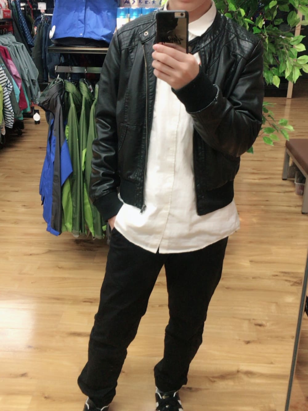 「FOREVER 21のアイテム（ライダースジャケット、ブラック系）」を使った、りゅうとさん（メンズ・165cm）の冬コーディネートの1枚目の写真