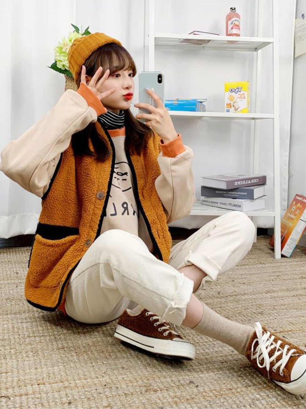 ベージュ系のスウェット、ブルー系のスウェット、ブラック系のスウェットを着用したレディースの冬コーディネートの1枚目の写真