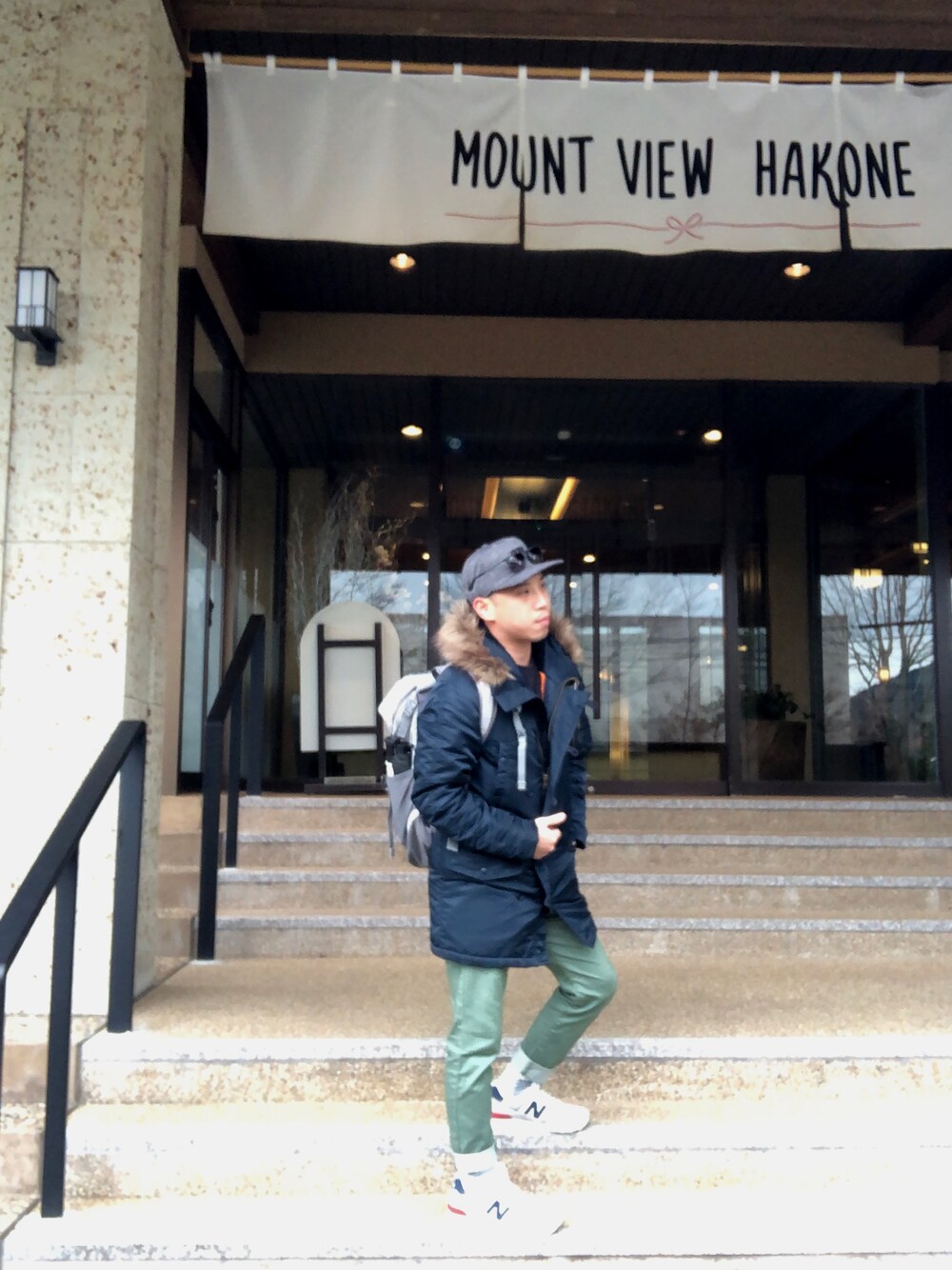 「H&M、Hakone、Casualwear」｜「H&Mのアイテム（ミリタリージャケット、ブルー系）」を使った、Shawn Hoさん（メンズ・168cm）の冬コーディネートの1枚目の写真