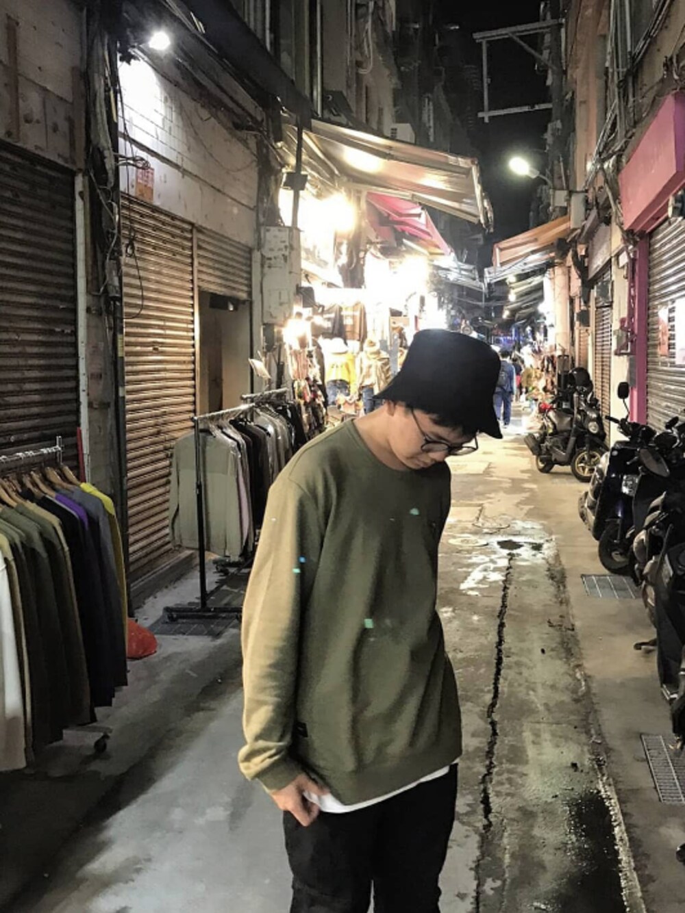 「IZZUEのアイテム（チノパンツ、ブラック系）」を使った、Josh Kuoさん（メンズ・169cm）の秋コーディネートの1枚目の写真