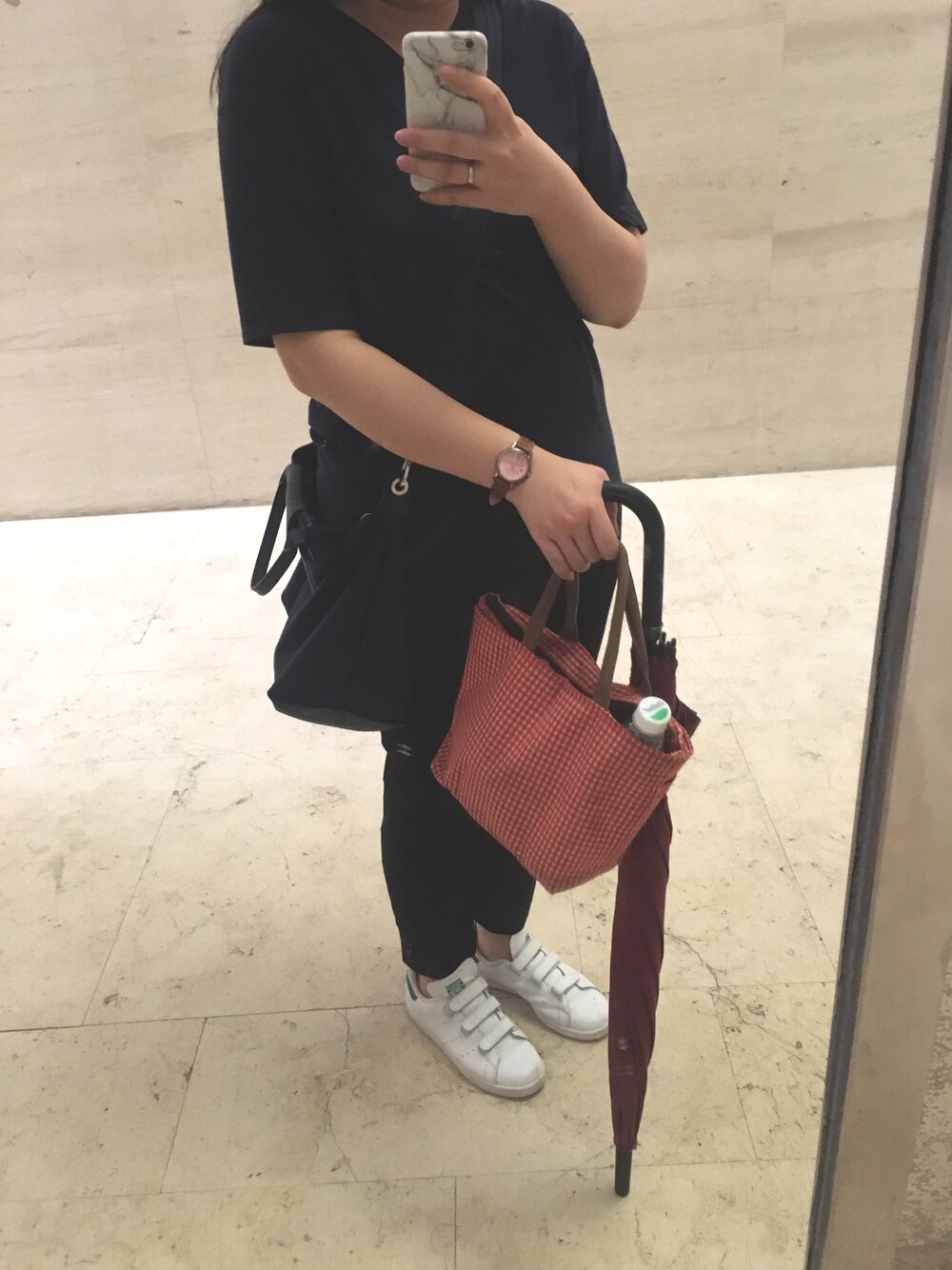 「UNIQLOのアイテム（Tシャツ/カットソー、ブラック系）」を使った、carolさん（レディース・163cm）の夏コーディネートの1枚目の写真