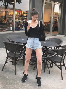 「丹寧」｜「アイテム（スニーカー）」を使った、Krysten🐱さん（レディース・163cm）の春コーディネート
