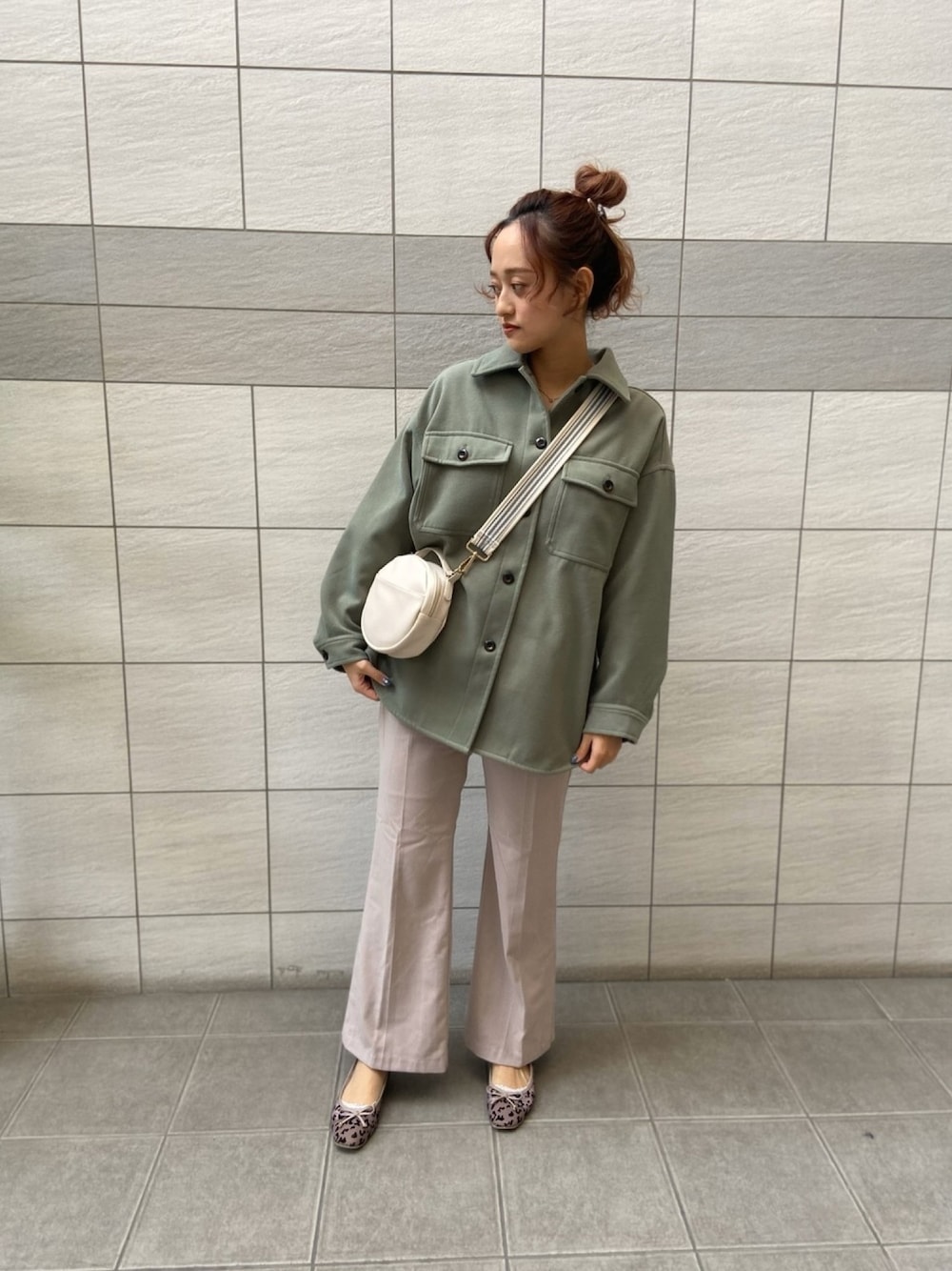 グリーン系のジャケット/アウター、ベージュ系のパンツ、その他のバレエシューズを着用したレディースの秋コーディネートの1枚目の写真